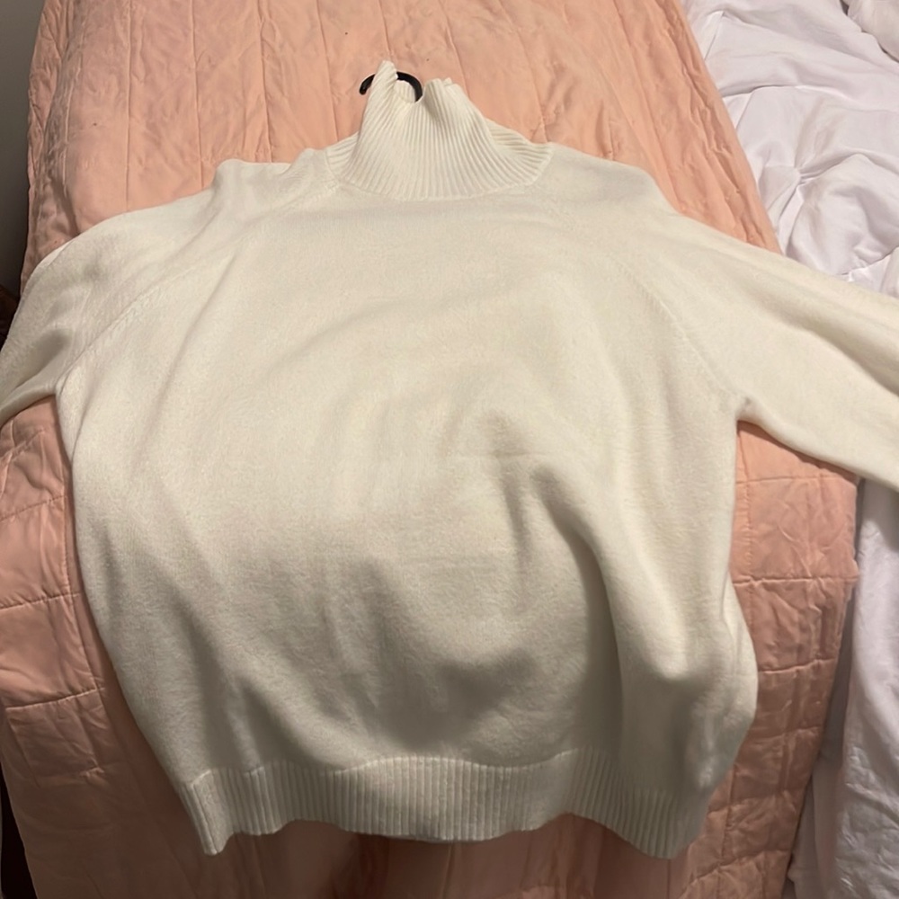 White forever 21 turtleneck sweater